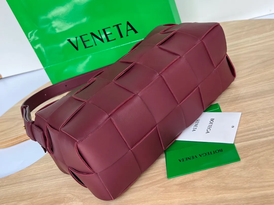 #B家 New model is coming! 709360 BRICK CASSETTE armpit bag, the traditional woven logo is instantly recognizable✅ Large grid weaving has always been fashionable, and the armpit bag is even more fashionable and foreign-style. Elegant big brick 🧱 Sheepskin material is light and comfortable, with a huge sense of capacity and space. Dark layer inside. Practical interior and fashionable appearance design. Durability and temperament coexist. Elegant big brick. Come and plant the same underarm bag from star Zhou Yutong! Dimensions: 28x14x10